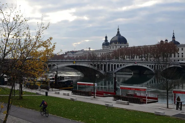 Les Berges du Rhône en trottinette electrique