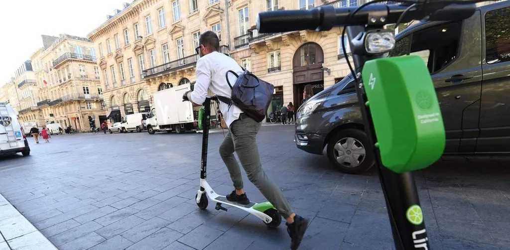 location trottinette electrique libre service lime paris