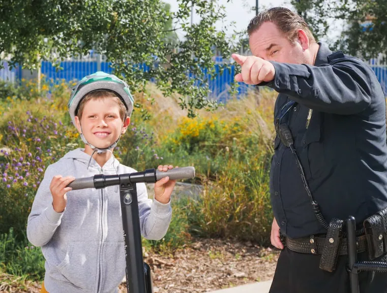Comment protéger votre enfant lorsqu’il roule en trottinette électrique ?