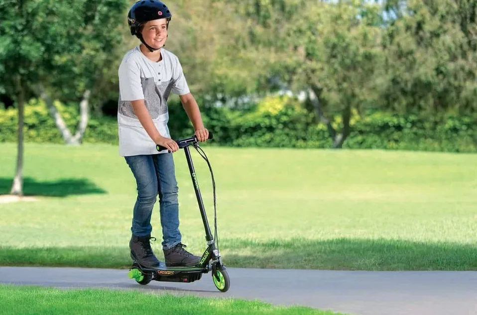 trottinette électrique enfant sur piste cyclable
