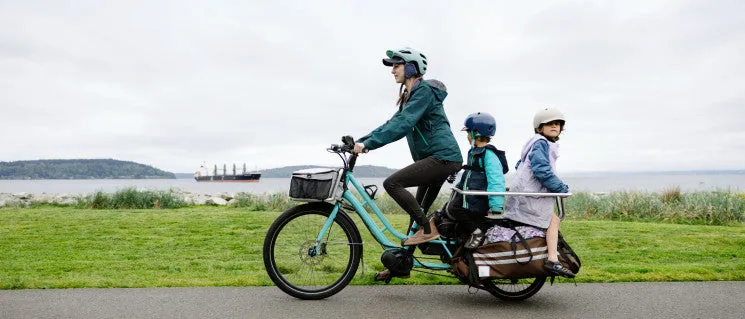 enfant sur vélo électrique