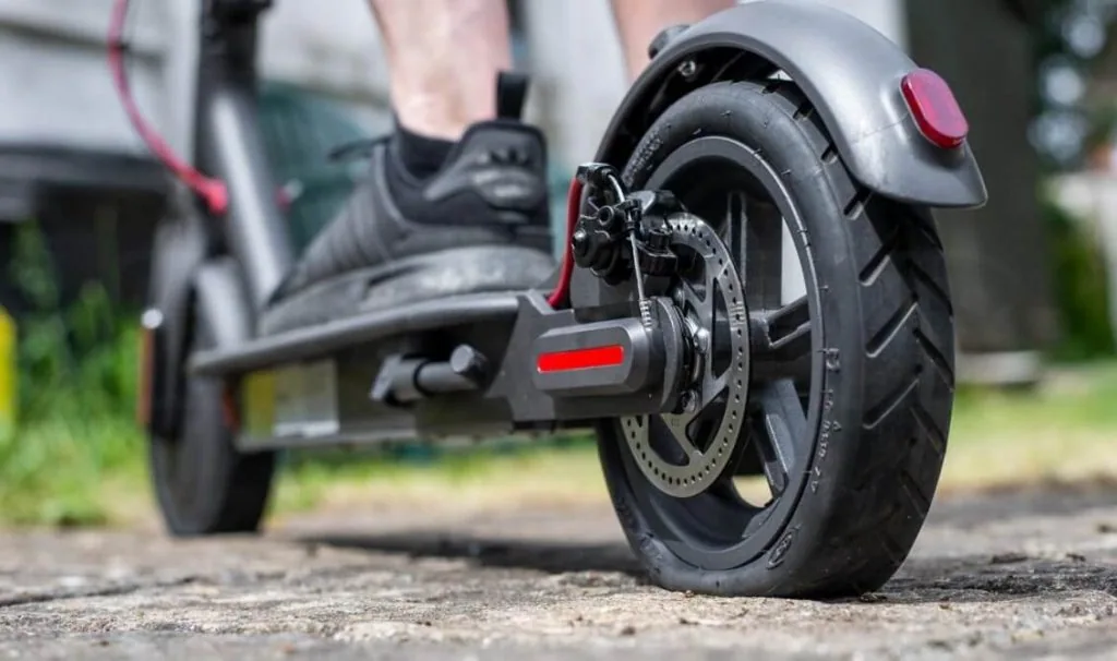 trottinette électrique pneu frein disque