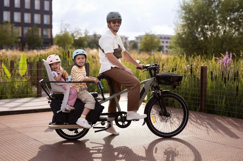 enfant a bord d'un vélo électrique