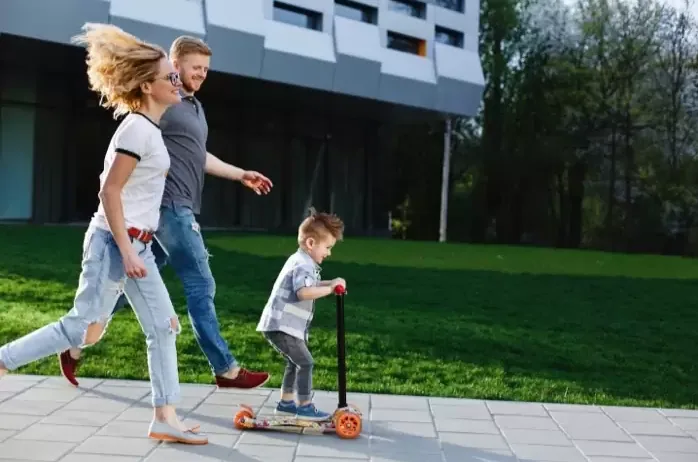 apprendre la trottinette pour enfant