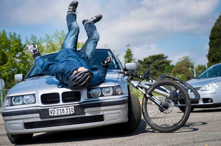 accrochage entre vélo électrique et voiture