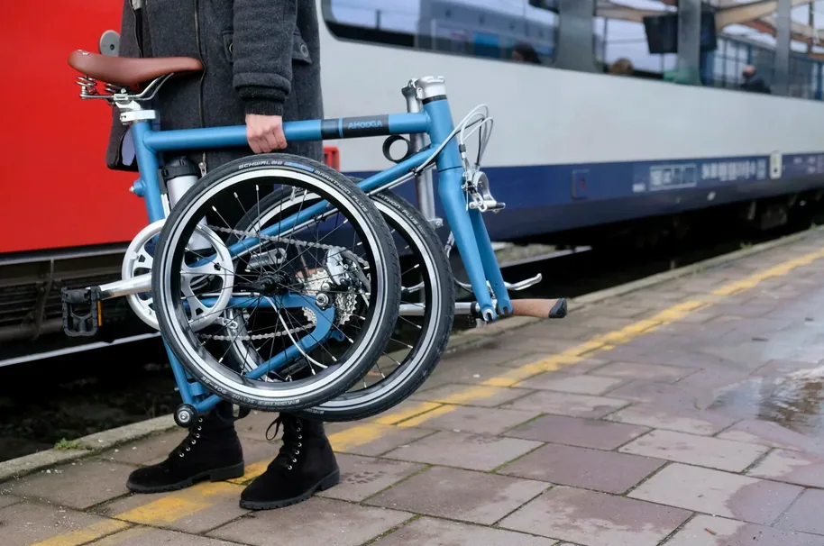 voyager avec un vélo électrique pliant en train