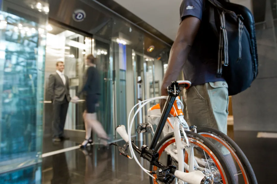 vélo électrique pliant en train