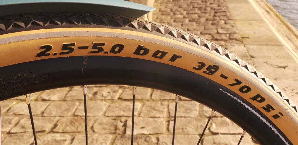 pression pneu vélo électrique bar psi flanc roue