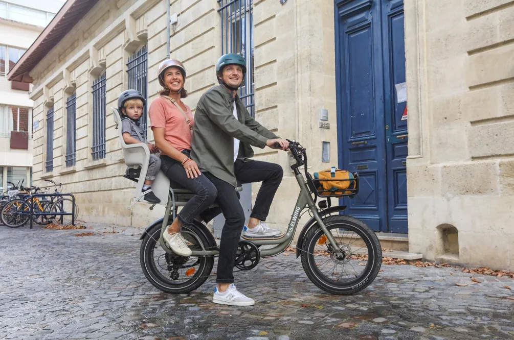 vélo électrique cargo avec siège bébé