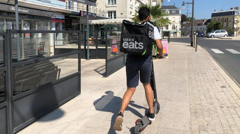 livreur avec trottinette électrique