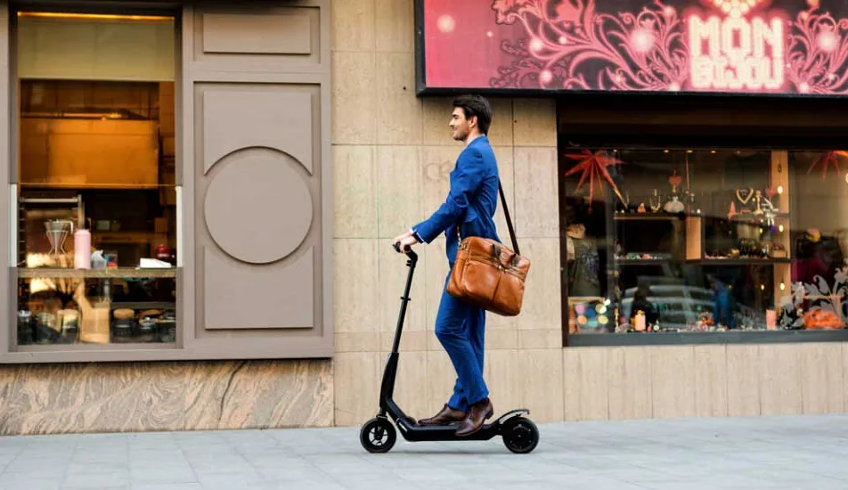 trottinette électriques sur trottoir