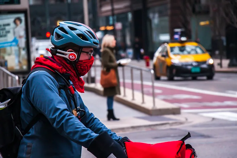 porter des écouteurs à vélo électrique