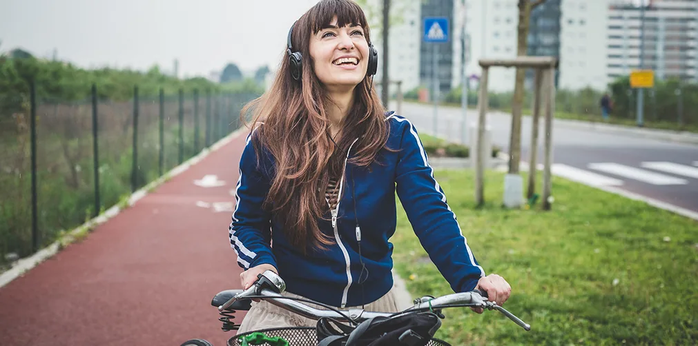 porter des écouteurs sur vélo électrique