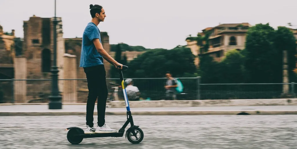 trottinette electrique ville rome pavés italie