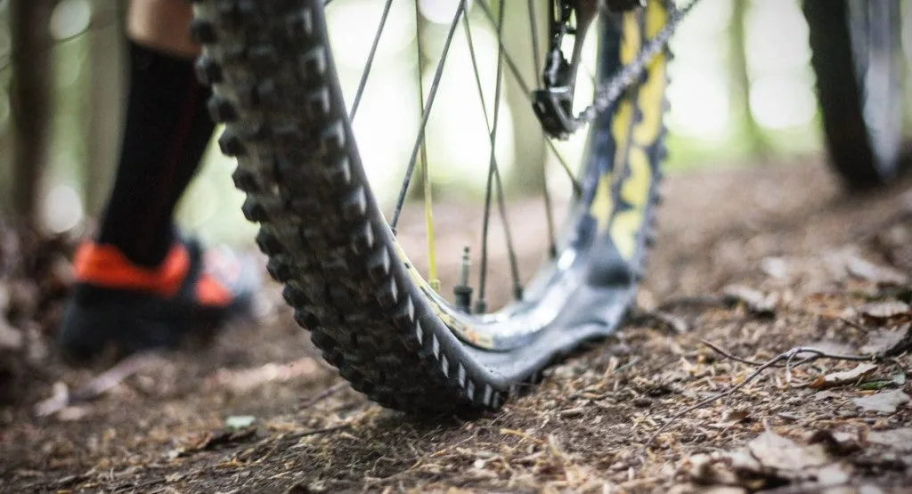 crevaison pneu vtt électrique trail forêt vélo